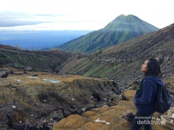Di balik keindahannya Kawah Ijen berbahay buat penambang. Semburan gas gas beracun bisa membuat pingsan, sesak nafas, hingga kematian. Di balik keindahannya Kawah Ijen berbahay buat penambang. Semburan gas gas beracun bisa membuat pingsan, sesak nafas, hingga kematian.
