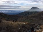 Di Sela Indah Kawah Ijen, Ada Penambang Bertaruh Nyawa