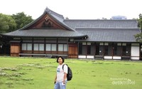 Sebuah Bangunan yang terletak di Taman Istana Osaka. Sebuah Bangunan yang terletak di Taman Istana Osaka.