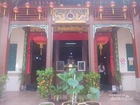 Pintu depan kuil Cheng Hoon Teng. Pintu depan kuil Cheng Hoon Teng.