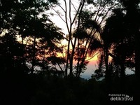 Mentari bangkit dari peraduan. Mentari bangkit dari peraduan.
