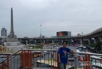 Berfoto di jembatan sekitar Monumen Kemerdekaan Bangkok Berfoto di jembatan sekitar Monumen Kemerdekaan Bangkok