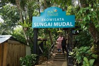 Gerbang masuk kawasan Sungai Mudal yang terletak di Girimulyo, Kulonprogo, sekitar 1 jam dari pusat kota Jogja Gerbang masuk kawasan Sungai Mudal yang terletak di Girimulyo, Kulonprogo, sekitar 1 jam dari pusat kota Jogja