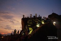 Tebing Breksi dulunya adalah lokasi penambangan batu breksi. Tebing Breksi dulunya adalah lokasi penambangan batu breksi.