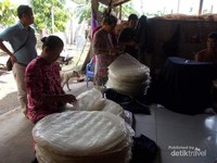 Lembaran-lembaran tepung beras yang siap dijemur. Lembaran-lembaran tepung beras yang siap dijemur.
