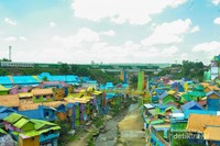 Kampung Jodipan yang sering kita dengar sebagai kampung warna - warni. Terletak di tengah Kota Malang, tidak jauh dari Stasiun Kota Malang. Kampung Jodipan yang sering kita dengar sebagai kampung warna - warni. Terletak di tengah Kota Malang, tidak jauh dari Stasiun Kota Malang.