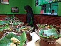 Anaka makanan yang bisa dipilih di Lesehan Aldan, dan dipanaskan sebelum disajikan Anaka makanan yang bisa dipilih di Lesehan Aldan, dan dipanaskan sebelum disajikan