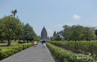 Candi Prambanan dari kejauhan Candi Prambanan dari kejauhan
