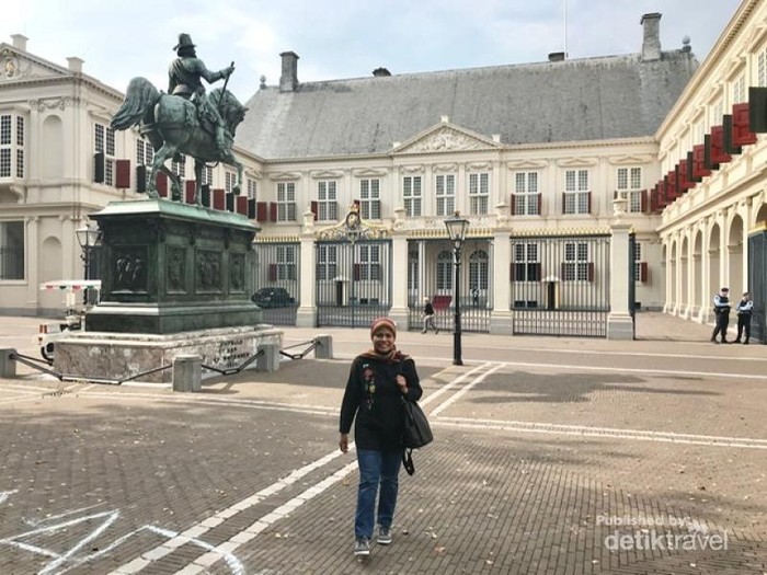 Berfoto sejenak di depan Istana Noordeinde sepulang dari KBRI
