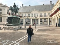 Berfoto sejenak di depan Istana Noordeinde sepulang dari KBRI Berfoto sejenak di depan Istana Noordeinde sepulang dari KBRI
