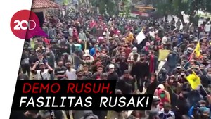 Rusuh! Massa Aksi Tolak Omnibus Law Jebol Pagar DPRD Tasikmalaya