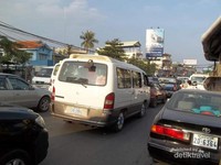 Jalanan kota yang padat dengan mobil. Jalanan kota yang padat dengan mobil.