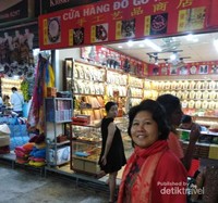 Suasana malam di pasar Hoangsa Suasana malam di pasar Hoangsa