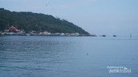Deretan perumahan rakyat di bibir pantai. Deretan perumahan rakyat di bibir pantai.