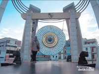 Gong ini berdiameter sekitar 2 meter dengan dipenuhi gambar bendera dari seluruh dunia dan agama. Tak luput simbol Pancasila sebagai ideologi Bangsa. Gong ini berdiameter sekitar 2 meter dengan dipenuhi gambar bendera dari seluruh dunia dan agama. Tak luput simbol Pancasila sebagai ideologi Bangsa.