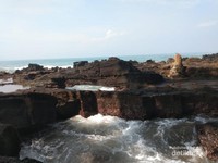 Batu Karang yang indah yang jarang dimiliki pantai lain. Batu Karang yang indah yang jarang dimiliki pantai lain.