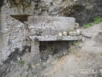 Tengkorak di pemakaman tebing, bisa ditemukan di Londa Desa Sandan Uai, Kecamatan Sanggalangi, Kabupaten Toraja Utara, Sulawesi Selatan. Tengkorak di pemakaman tebing, bisa ditemukan di Londa Desa Sandan Uai, Kecamatan Sanggalangi, Kabupaten Toraja Utara, Sulawesi Selatan.