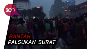 Massa BEM SI Bubar dari Patung Kuda, Massa Lain Bertahan