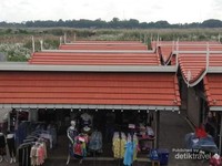 Lapak-lapak pasar tradisional di tepian sungai Mekong Vientiane. Lapak-lapak pasar tradisional di tepian sungai Mekong Vientiane.