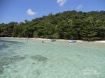 Pantai Waiwo Raja Ampat yang Airnya Sejernih Kaca