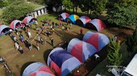 Tenda ini diisi dengan kapasitas 50% wisatawan. Tenda ini diisi dengan kapasitas 50% wisatawan.