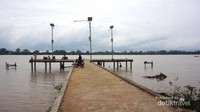 Dermaga tempat orang menikmati pemandangan sore hari. Dermaga tempat orang menikmati pemandangan sore hari.