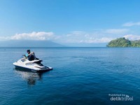 Salah seorang teman sedang menjajal jet ski di Danau Ranau. Salah seorang teman sedang menjajal jet ski di Danau Ranau.