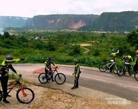 Menatap Lembah Harau, melepas lelah di puncak tanjakan Menatap Lembah Harau, melepas lelah di puncak tanjakan