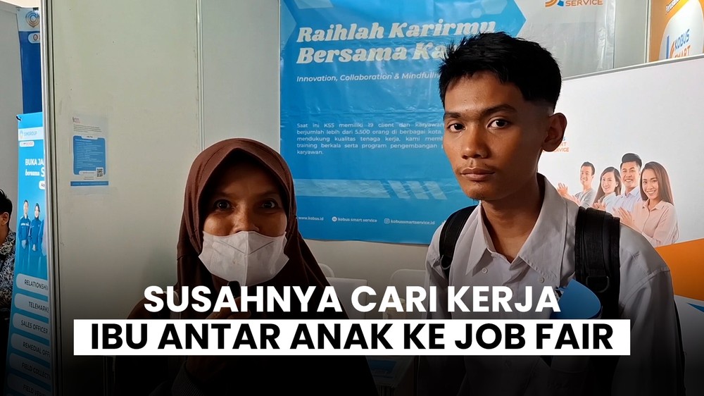 Ibu Antar Anak ke Job Fair