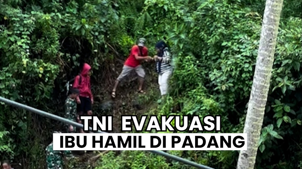 Momen TNI Evakuasi Ibu Hamil di Padang