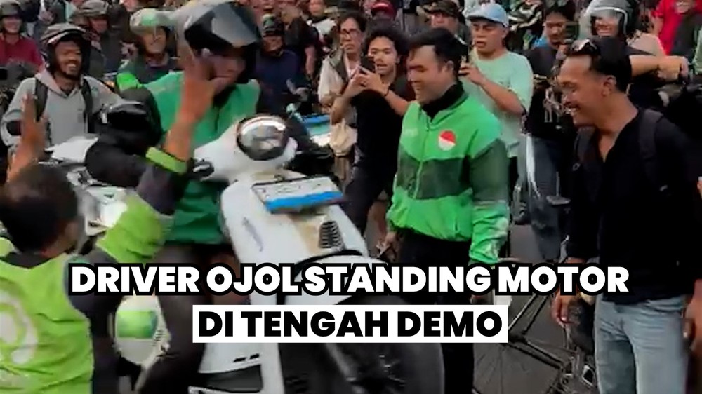 Hiburan Standing Motor Abang Ojol di Tengah Demo