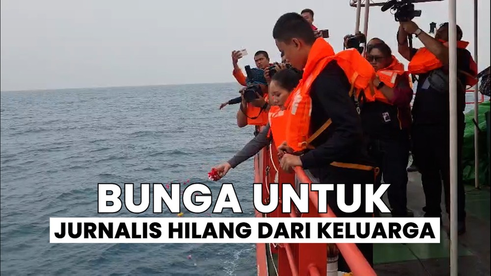 Keluarga Jurnalis Hilang Tabur Bunga