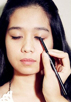 Tutorial Membingkai Mata dengan Eyeliner