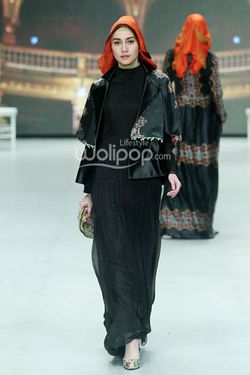 Hijab Style: Padu-padan Busana Warna Hitam dan Oranye Ala Shafira