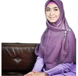 Hijab Style: Gaya Hijab Oki Setiana Dewi yang Simple dan 