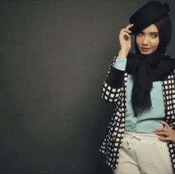  Hijab Style Tren Busana Print Kotak kotak Populer di 