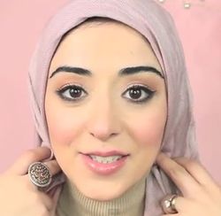 Tutorial Hijab dengan Aksen Pita Tanpa Jarum Pentul