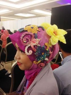 Tren Hijabers Bandung Tampil Unik dengan Mahkota Bunga di 