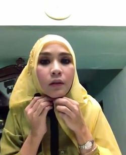 Tutorial Hijab Paris Menutup Dada ala Zaskia Mecca