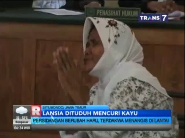 Dituduh Mencuri Kayu, Lansia Ini Menangis di Lantai Mohon Dibebaskan