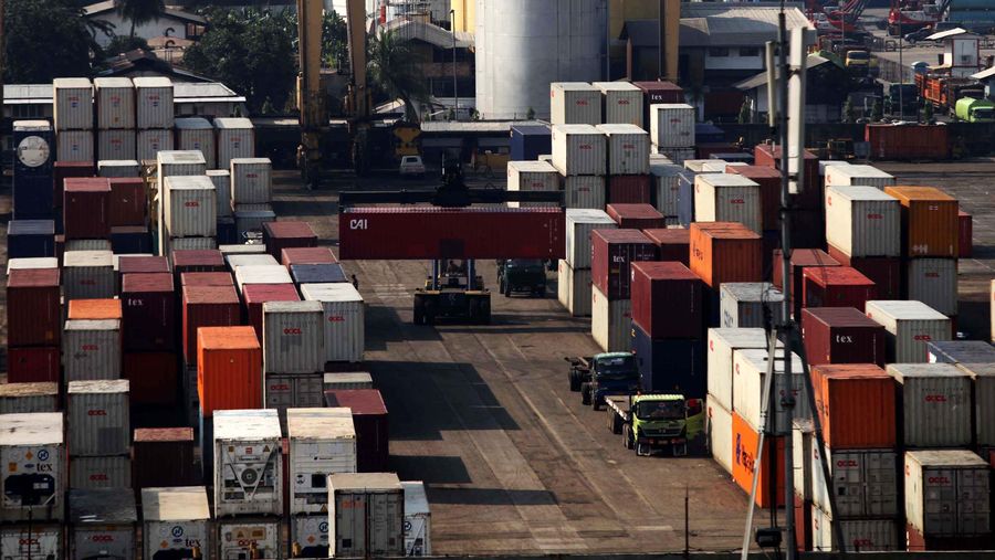 Bongkar Muat Peti Kemas di Tanjung Priok Bank Indonesia (BI) memprediksi neraca pembayaran Maret 2014 surplus pada kisaran US$ 500 juta. Surplus ini didorong peningkatan ekspor non migas, yang telah terjadi beberapa bulan terakhir.