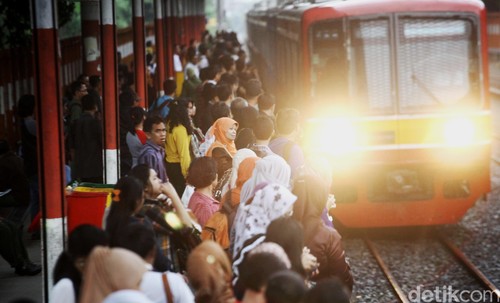 7 Cara Bikin Perjalanan Kerja dengan KRL Lebih Nyaman dan Menyenangkan 7 Cara Bikin Perjalanan Kerja dengan KRL Lebih Nyaman dan Menyenangkan