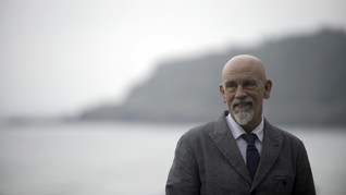 John Malkovich Banting Setir Jadi Perancang Busana