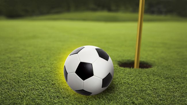 Memainkan Sepak Bola di Lapangan Golf