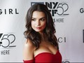 Dikritik, Emily Ratajkowski Malah Tampil Makin Seksi