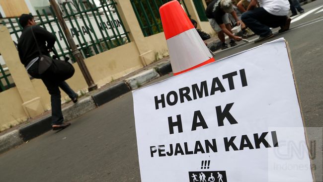 Pohon Imitasi di Jakarta Dinilai Ganggu Pejalan Kaki