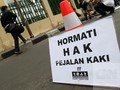 Pohon Imitasi di Jakarta Dinilai Ganggu Pejalan Kaki