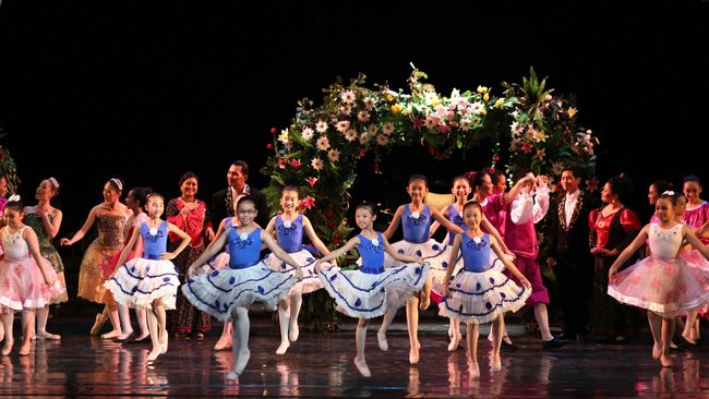 Akting Balerina Selaras Lagu Chrisye
