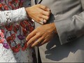 Kisah Selebriti yang Jatuh Cinta kepada Penggemarnya
