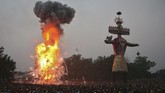 Masyarakat menyaksikan dibakarnya patung sepuluh kepala raja setan Rahwana selama festival Hindu Dussehra yang memperingati kemenangan Dewa Rama atas Rahwana, simbol menangnya kebaikan atas kejahatan. (Reuters/ Munish Sharma)